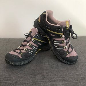 Womens salomon goretex hiking shoes / boots 6